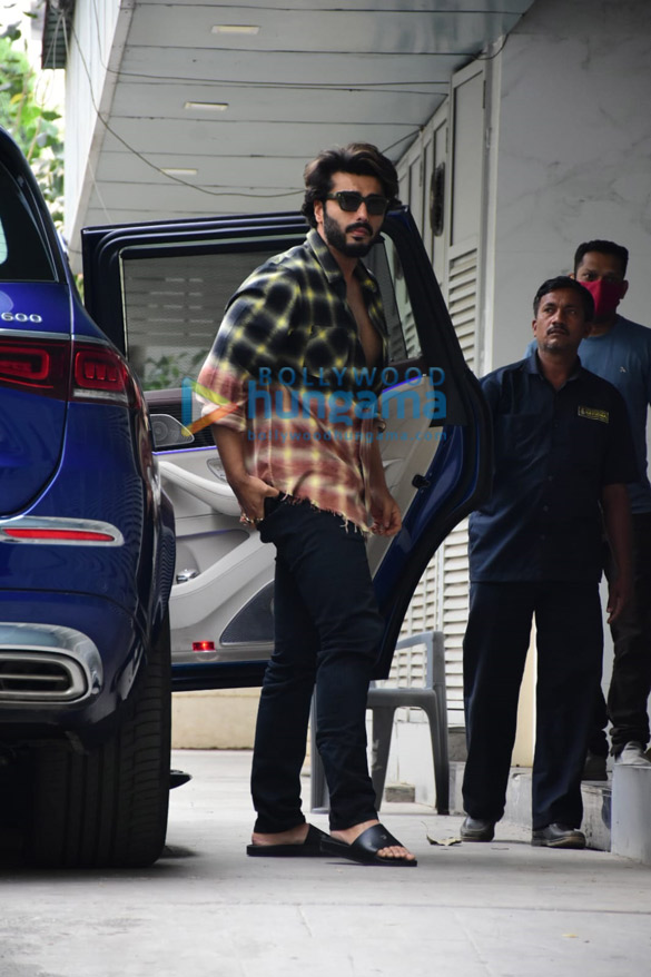 photos arjun kapoor spotted in bandra 2