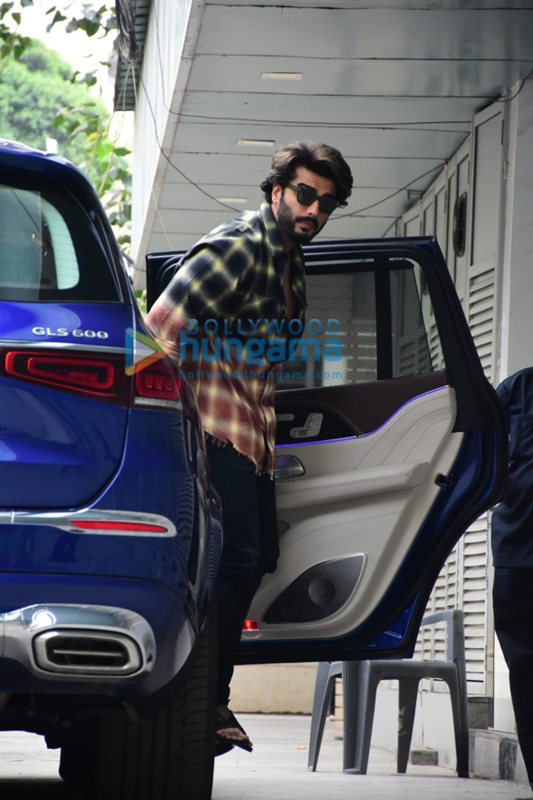 photos arjun kapoor spotted in bandra 3