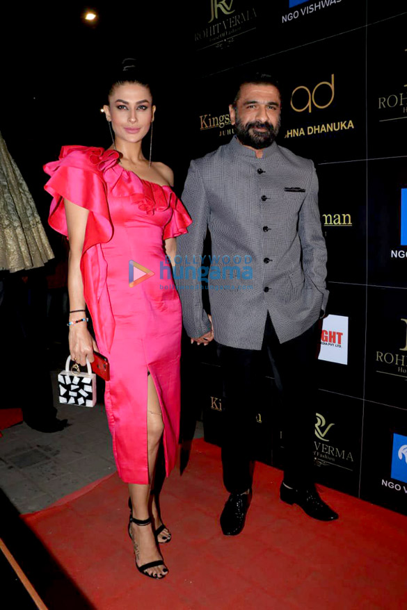 photos celebs snapped attending designer rohit vermas show at kingsman juhu4 3