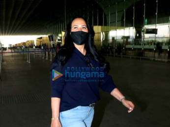 Photos: Disha Patani and Tiger Shroff's mother Ayesha Shroff keep it casual at the Mumbai airport