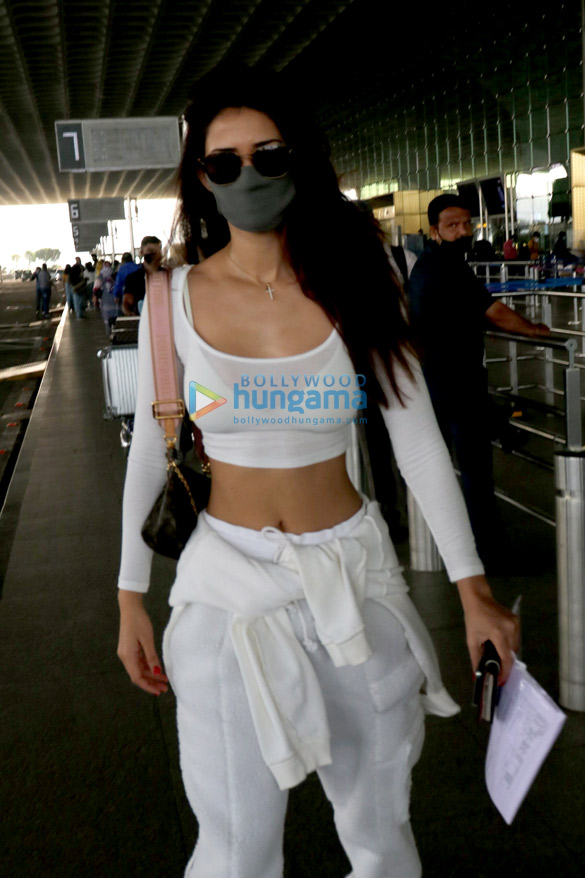 photos disha patani and tiger shroffs mother ayesha shroff keep it casual at the mumbai airport 5