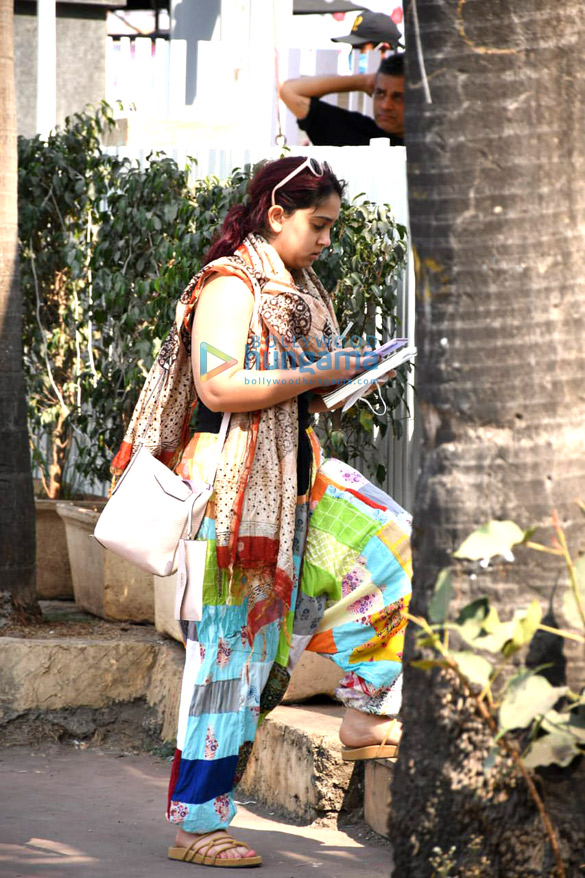 photos ira khan keeps it casual as she steps out for a coffee at a cafe 2