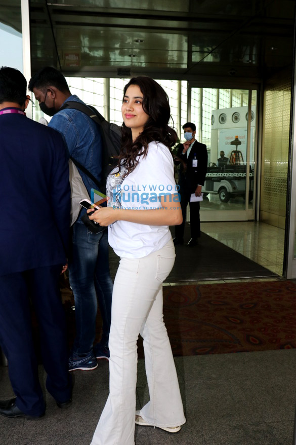 photos janhvi kapoor virat kohli digangana suryavanshi and boney kapoor snapped at the airport 1