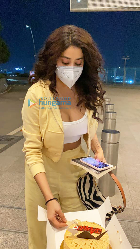Photos: Janhvi Kapoor spotted cutting a cake at the airport two days before her birthday Photos: Janhvi Kapoor spotted cutting a cake at the airport two days before her birthday