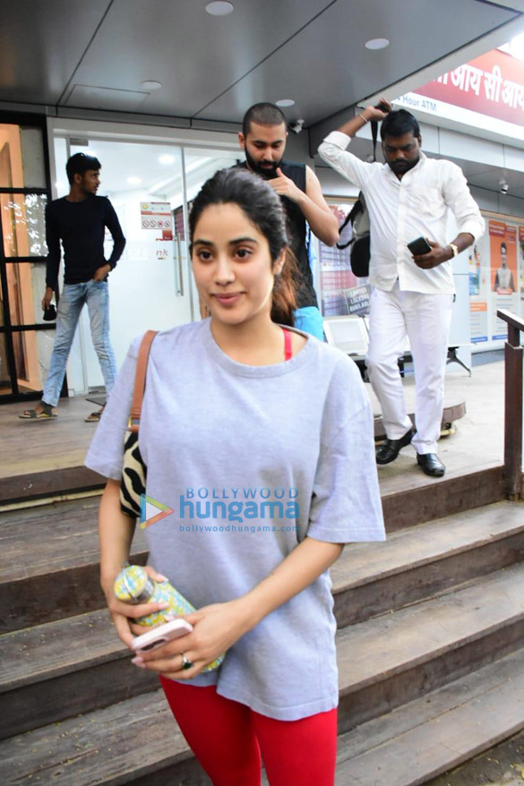 photos janhvi kapoor spotted in bandra 6