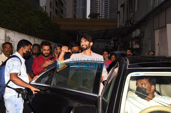 Photos: Jersey stars Shahid Kapoor and Mrunal Thakur snapped in town Photos: Jersey stars Shahid Kapoor and Mrunal Thakur snapped in town