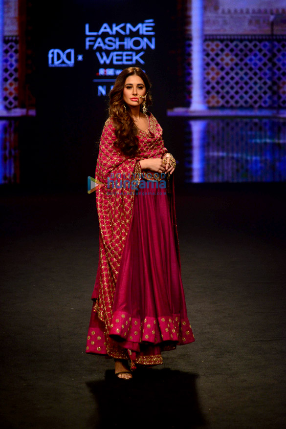 photos kangana ranaut pooja hegde nargis fakhri and others walk the ramp at lakme fashion week 2021 8