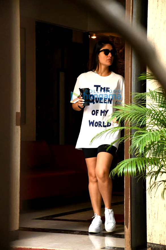 photos kareena kapoor khan spotted in bandra wearing a t shirt that reads the queen of my world 4