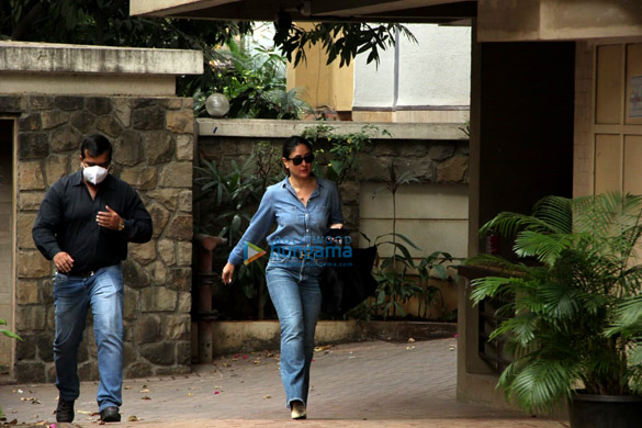 photos kareena kapoor khan spotted in an all denim look in bandra 1