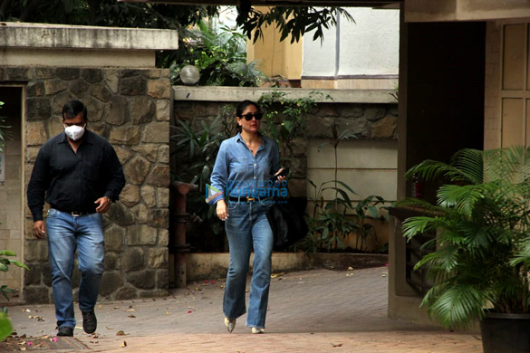 photos kareena kapoor khan spotted in an all denim look in bandra 3