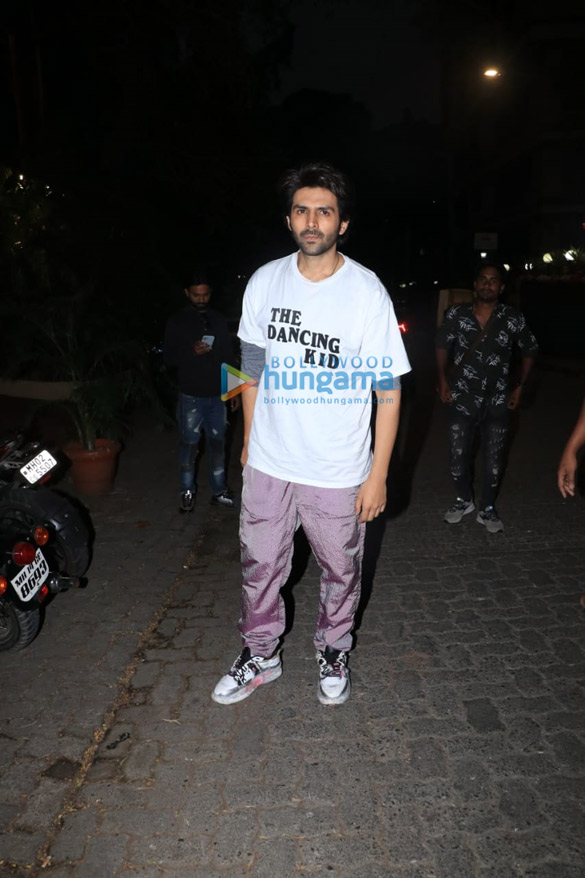 photos kartik aaryan keeps it casual as he steps out in bandra 3