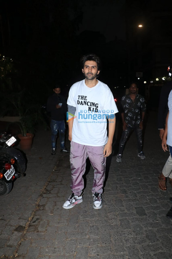 photos kartik aaryan keeps it casual as he steps out in bandra 4