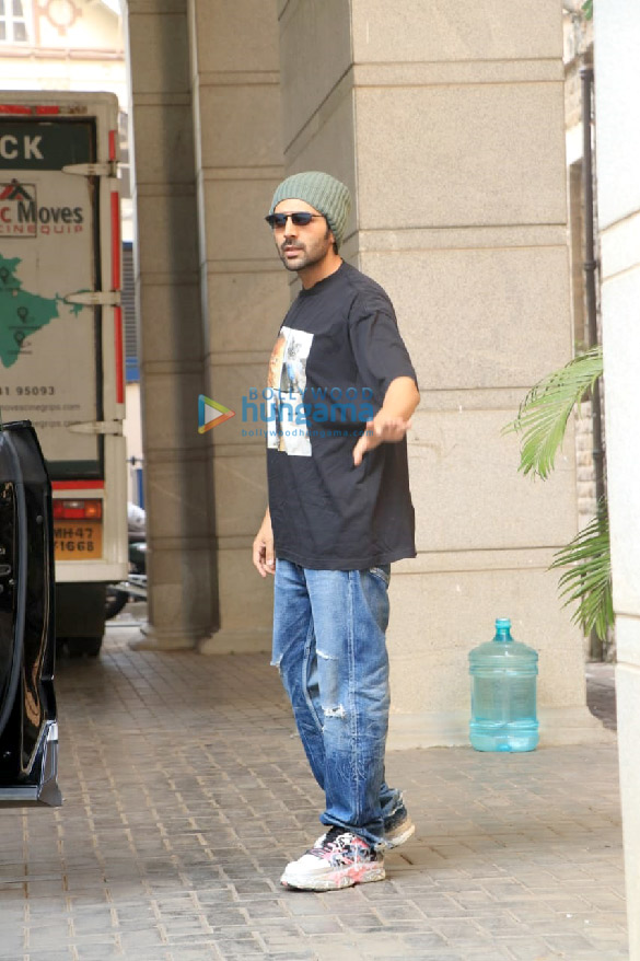 photos kartik aaryan keeps it casual on sunday as he is snapped out and about in the city 1
