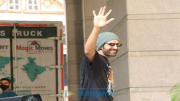 Photos: Kartik Aaryan keeps it casual on Sunday as he is snapped out and about in the city!