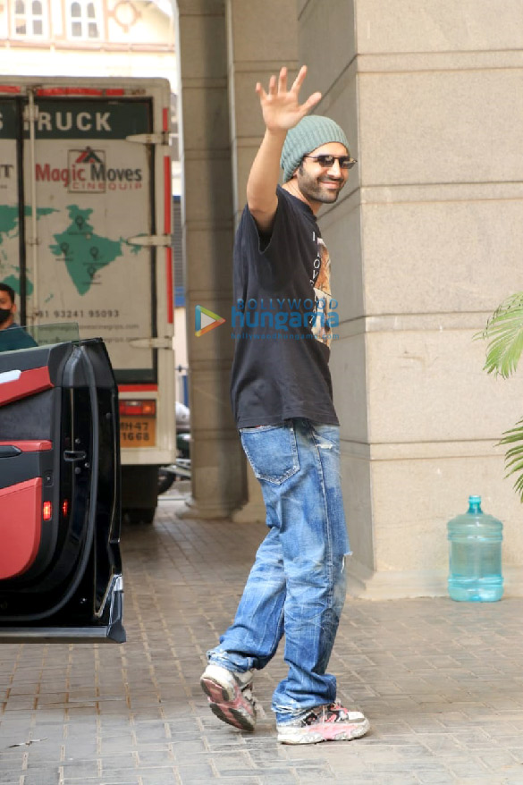 photos kartik aaryan keeps it casual on sunday as he is snapped out and about in the city 4
