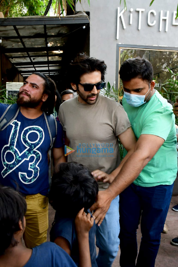 photos kartik aaryan n aanand l rai snapped in juhu 1