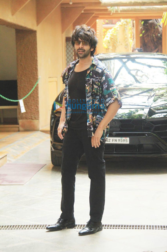 Photos Kartik Aaryan snapped with his Lamborghini Urus in Juhu (3 ...