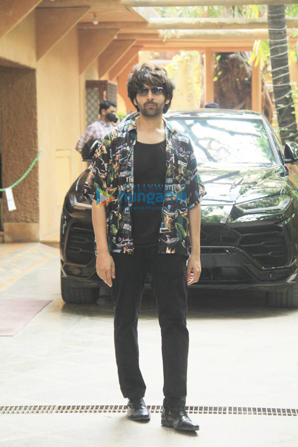 Photos Kartik Aaryan snapped with his Lamborghini Urus in Juhu (4 ...