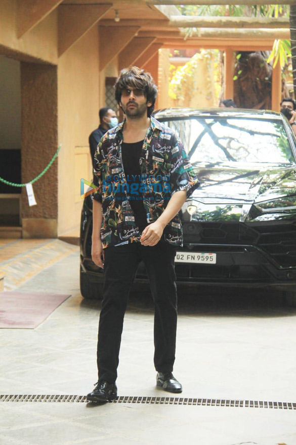 photos kartik aaryan snapped with his lamborghini urus in juhu 5