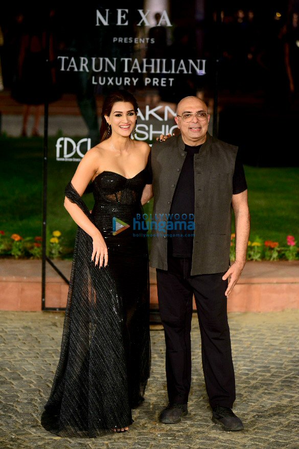 photos kriti sanon walks the ramp at lakme fashion week for tarun tahiliani 5