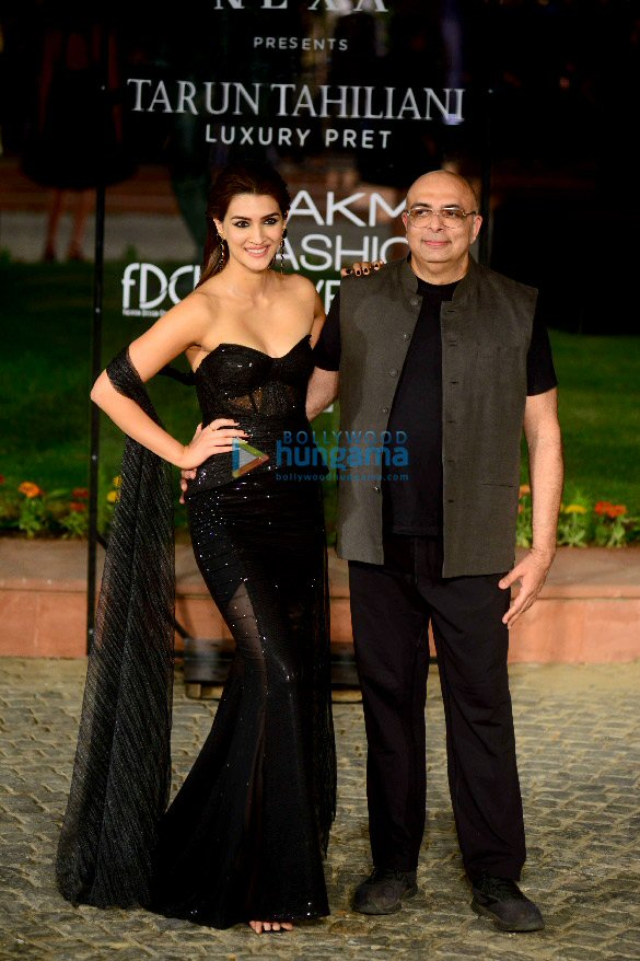 photos kriti sanon walks the ramp at lakme fashion week for tarun tahiliani 6