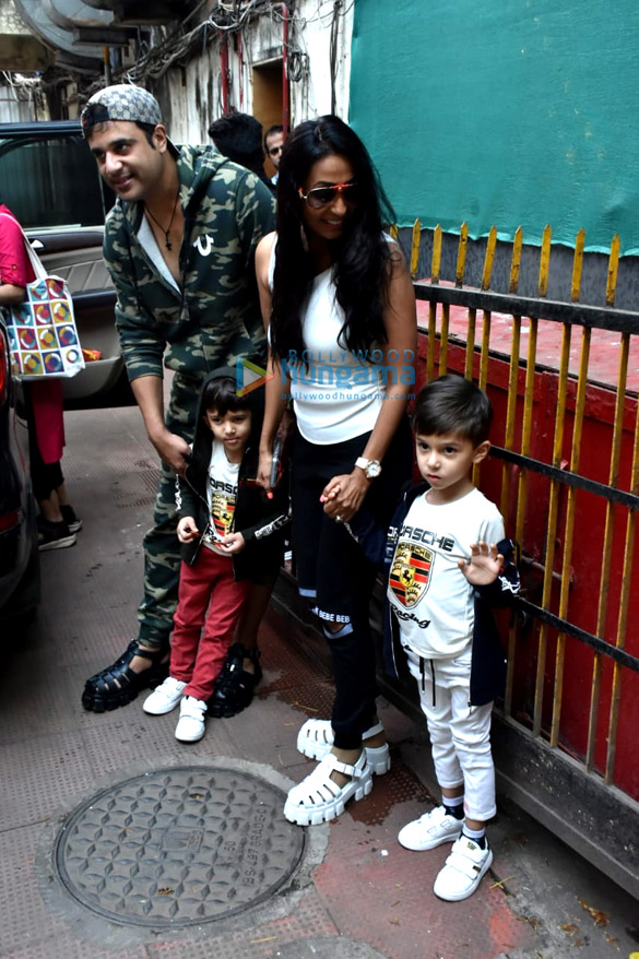 photos krushna abhishek and kashmera shah spotted with their kids at a clinic in bandra 1