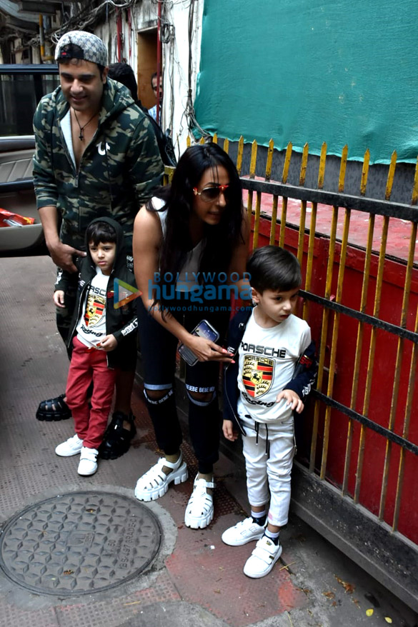Photos Krushna Abhishek and Kashmera Shah spotted with their kids at a clinic in Bandra (2)