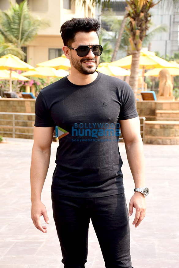 Photos: Kunal Kemmu spotted promoting Abhay 3 in an all-black outfit in Mumbai Photos: Kunal Kemmu spotted promoting Abhay 3 in an all-black outfit in Mumbai