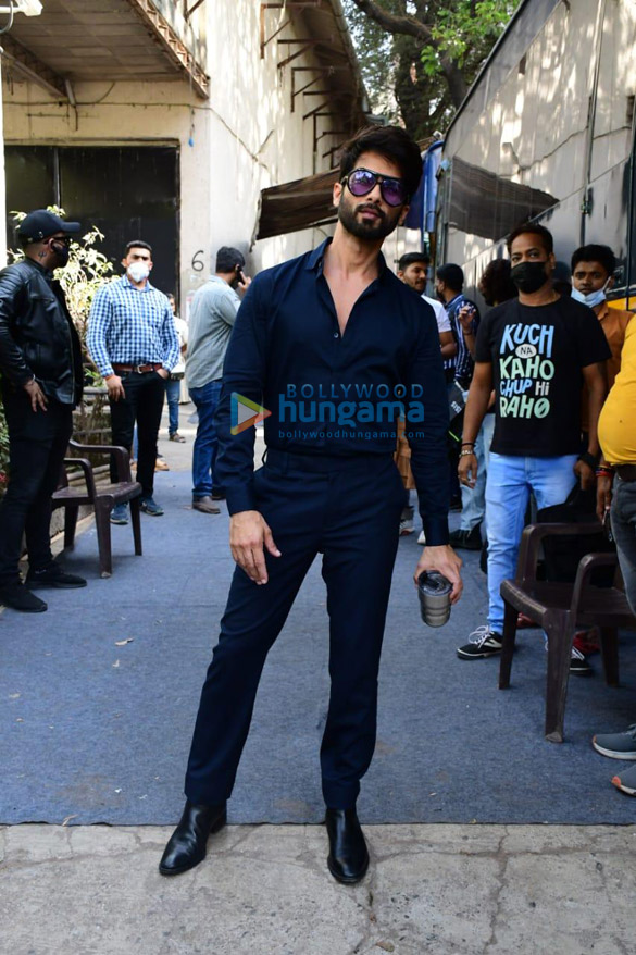photos mrunal thakur and shahid kapoor pose together as they promote their film jersey 6