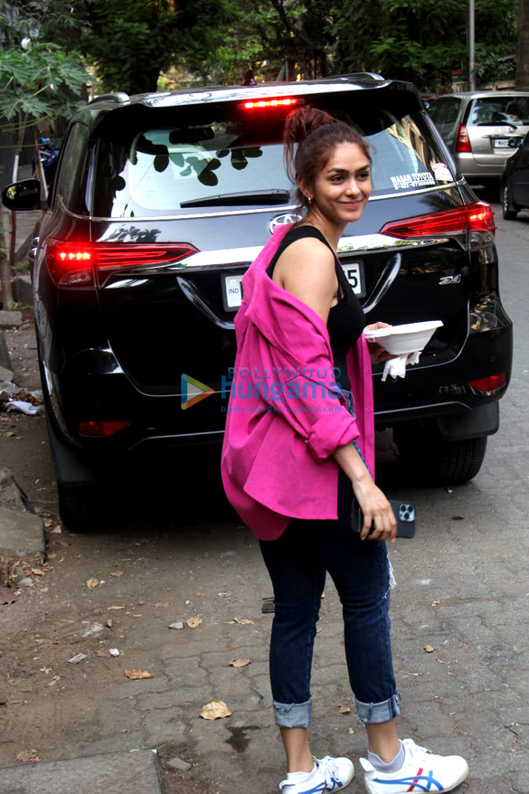 photos mrunal thakur spotted in bandra 2 4