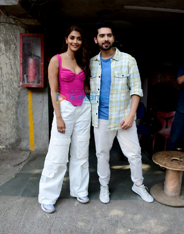 Photos: Pooja Hegde and Armaan Malik pose together for the paparazzi as they get spotted in the city Photos: Pooja Hegde and Armaan Malik pose together for the paparazzi as they get spotted in the city