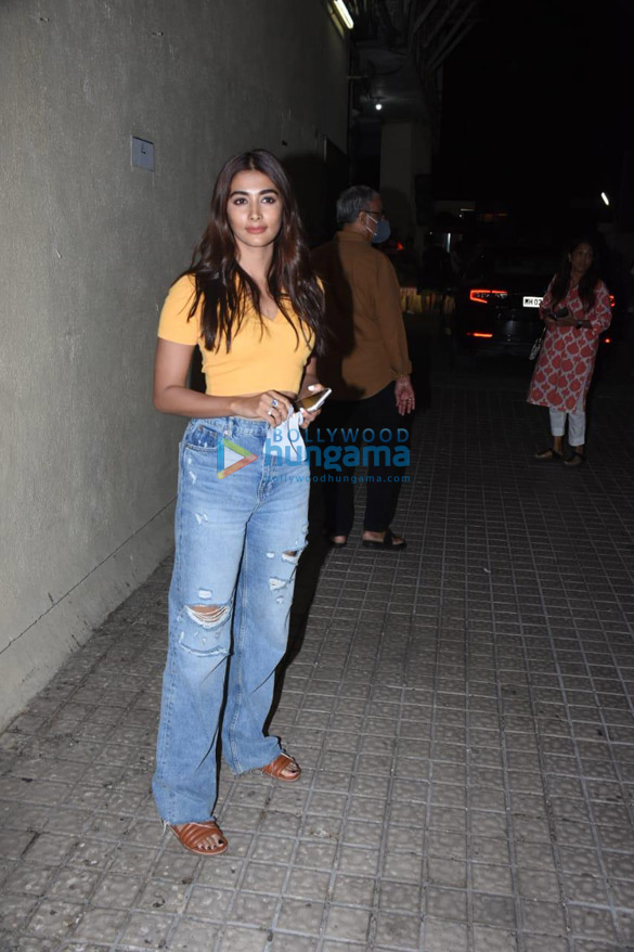 photos pooja hegde snapped outside a theatre in mumbai 3