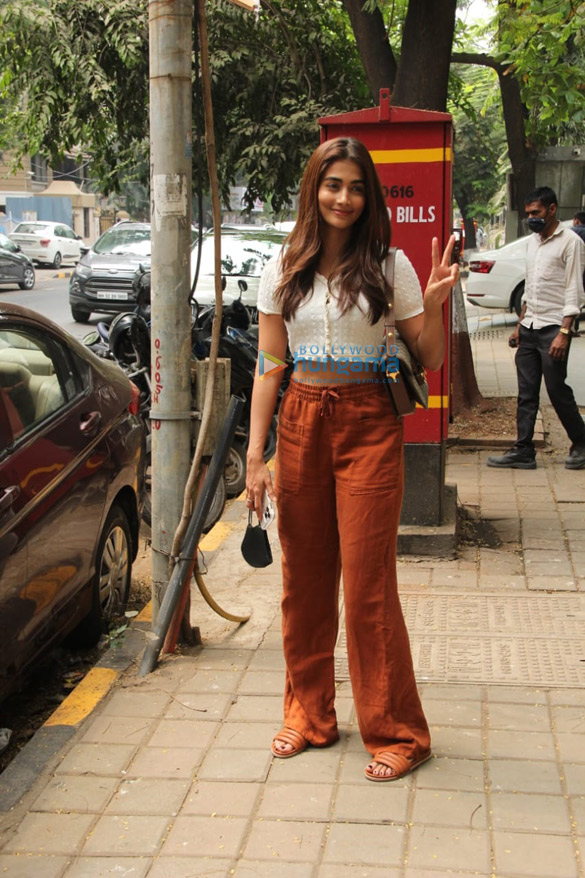 photos pooja hegde spotted with her mother outside a jewellery shop in bandra 2
