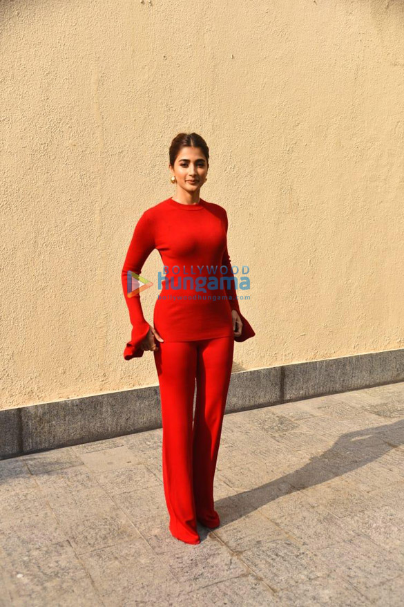 photos prabhas is all smiles as he joins pooja hegde for radhe shyam promotions in mumbai 2 photos prabhas is all smiles as he joins pooja hegde for radhe shyam promotions in mumbai 2