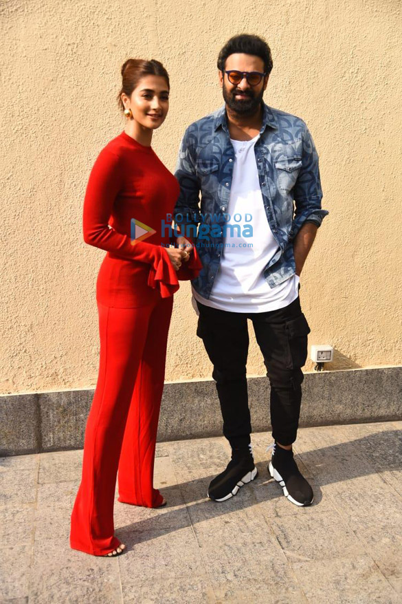 photos prabhas is all smiles as he joins pooja hegde for radhe shyam promotions in mumbai 4 photos prabhas is all smiles as he joins pooja hegde for radhe shyam promotions in mumbai 4