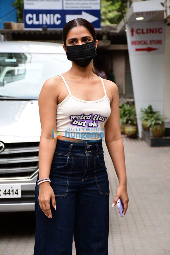 Photos: Pranutan Bahl and Zareen Khan snapped in Juhu Photos: Pranutan Bahl and Zareen Khan snapped in Juhu