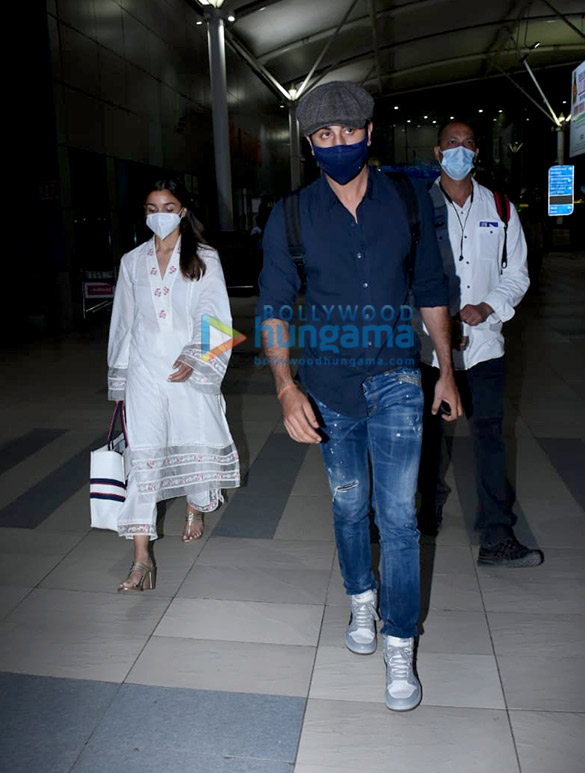 photos ranbir kapoor and alia bhatt snapped at the airport 2 4