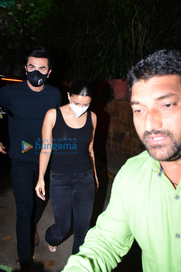 photos ranbir kapoor and alia bhatt twin in black as they get snapped at krome studio in bandra 2