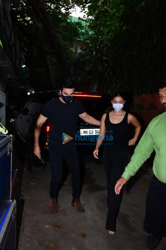 Photos: Ranbir Kapoor and Alia Bhatt twin in black as they get snapped at Krome Studio in Bandra Photos: Ranbir Kapoor and Alia Bhatt twin in black as they get snapped at Krome Studio in Bandra