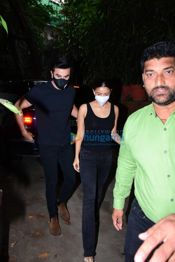 photos ranbir kapoor and alia bhatt twin in black as they get snapped at krome studio in bandra 4