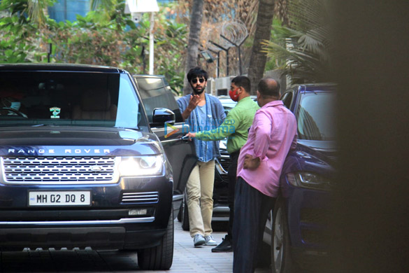 photos ranbir kapoor sports a rugged look as he gets spotted at t series office in andheri 4