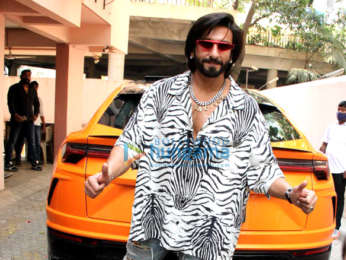 Ranveer Singh makes another fashion statement, takes oversized sweatshirt  to another level : Bollywood News - Bollywood Hungama