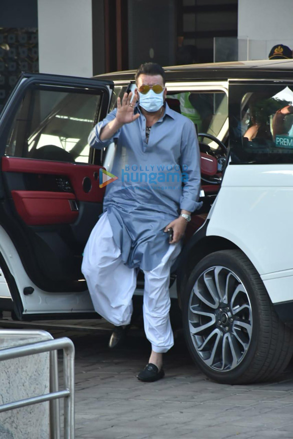 photos raveena tandon and sanjay dutt clicked at kalina airport 4