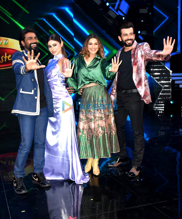 Photos: Remo D’Souza, Mouni Roy, Sonali Bendre, and Jay Bhanushali pose on the sets of DID Lil Master Photos: Remo D’Souza, Mouni Roy, Sonali Bendre, and Jay Bhanushali pose on the sets of DID Lil Master