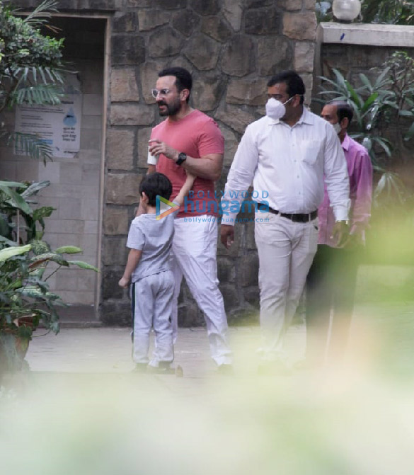 photos saif ali khan kareena kapoor khan and taimur ali khan step out for sunday brunch at a cafe in bandra 2