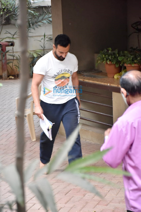 photos saif ali khan snapped near his residence in bandra 3