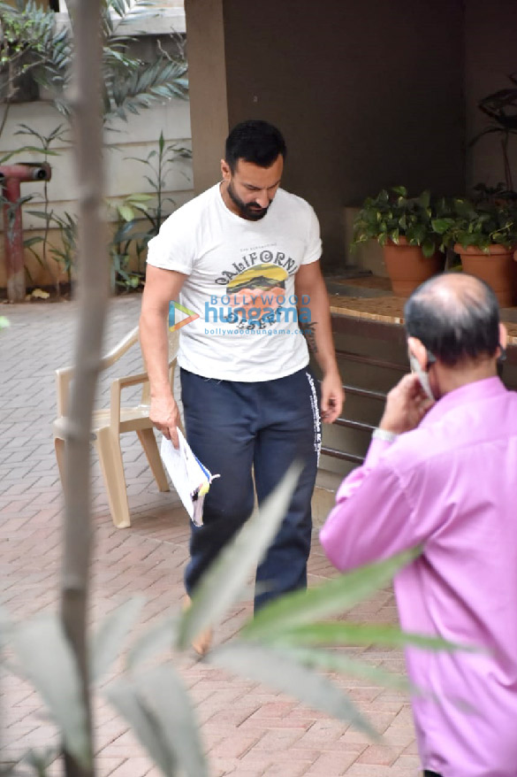photos saif ali khan snapped near his residence in bandra 4