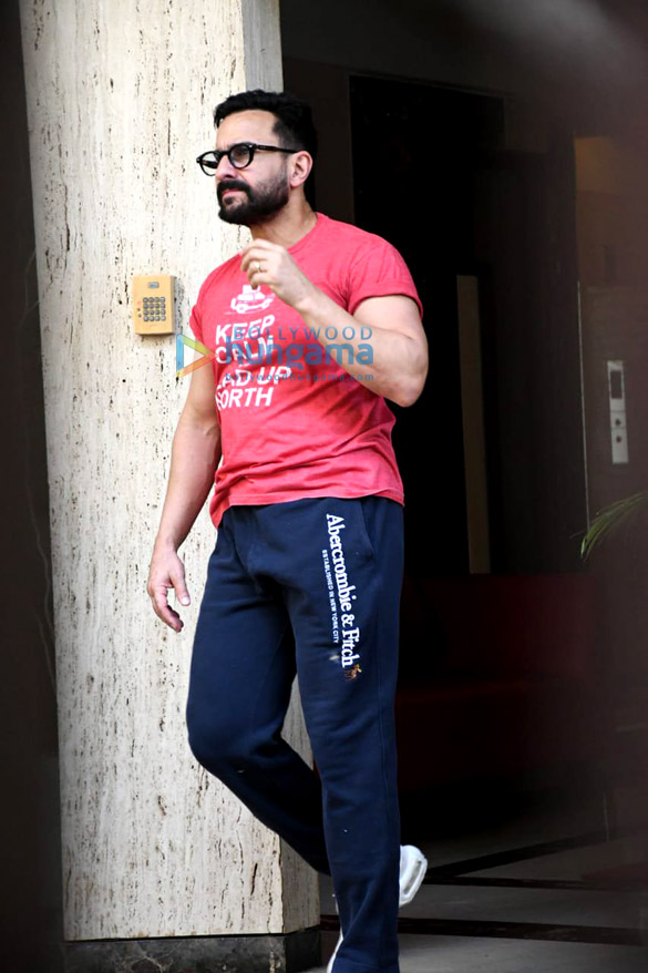 photos saif ali khan spotted in bandra 4 5