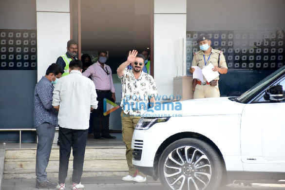 Photos: Sanjay Dutt and Ritesh Sidhwani spotted at Kalina airport Photos: Sanjay Dutt and Ritesh Sidhwani spotted at Kalina airport
