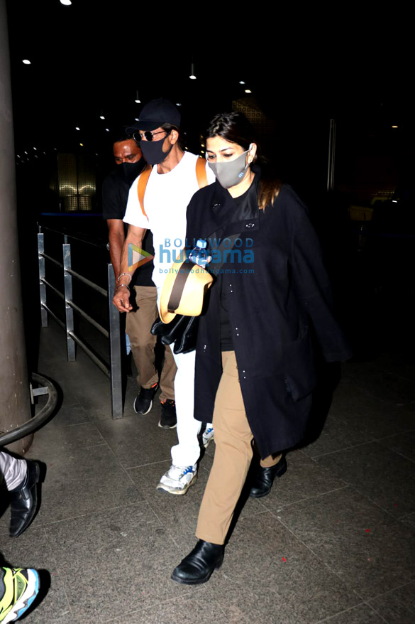 Photos: Shah Rukh Khan, Yami Gautam Dhar, Samantha Ruth Prabhu and others snapped at the airport